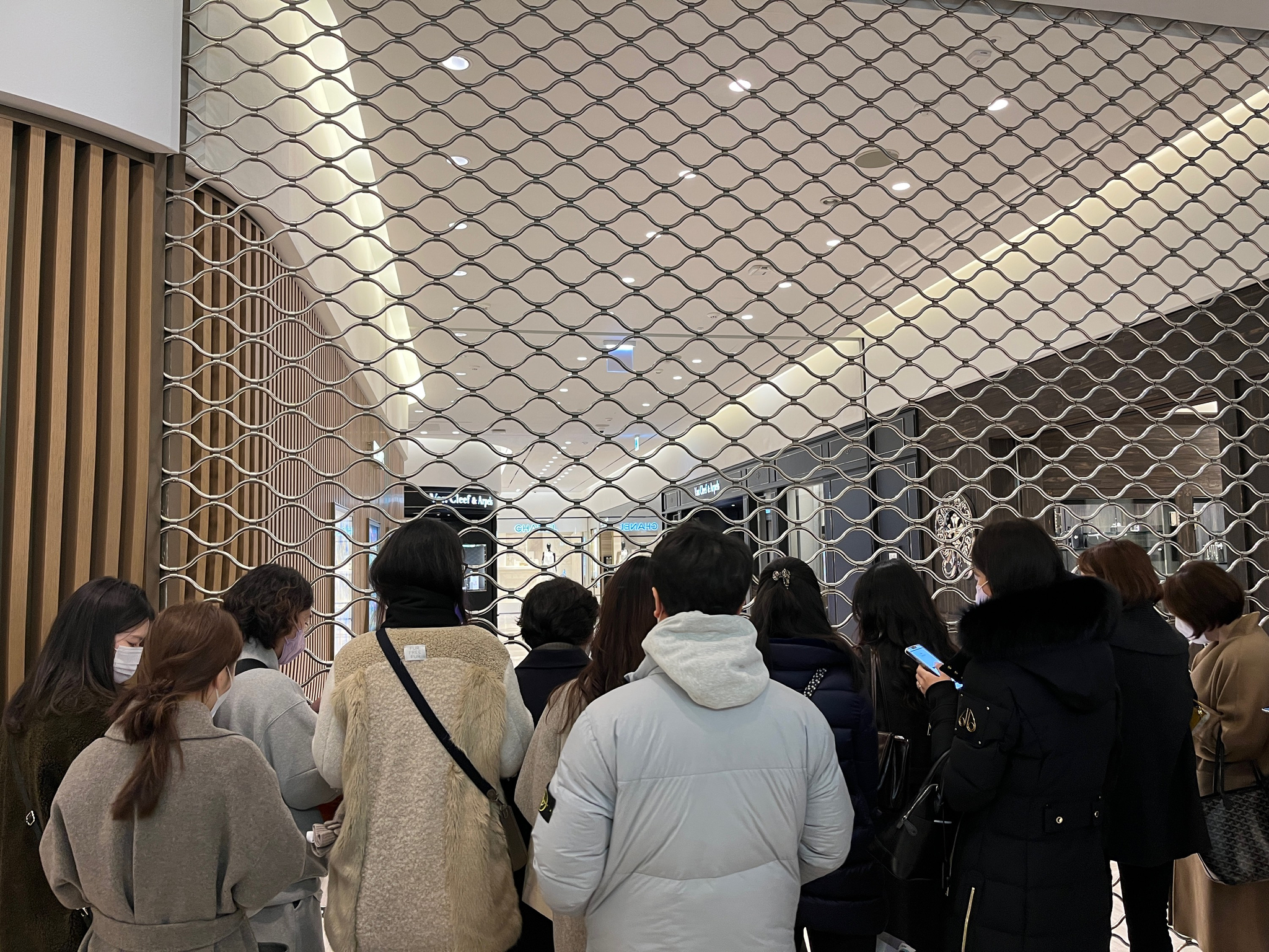 신세계백화점 강남점 명품관 오픈을 기다리고 있는 사람들. 사진은 지난해 12월입니다. 중앙포토