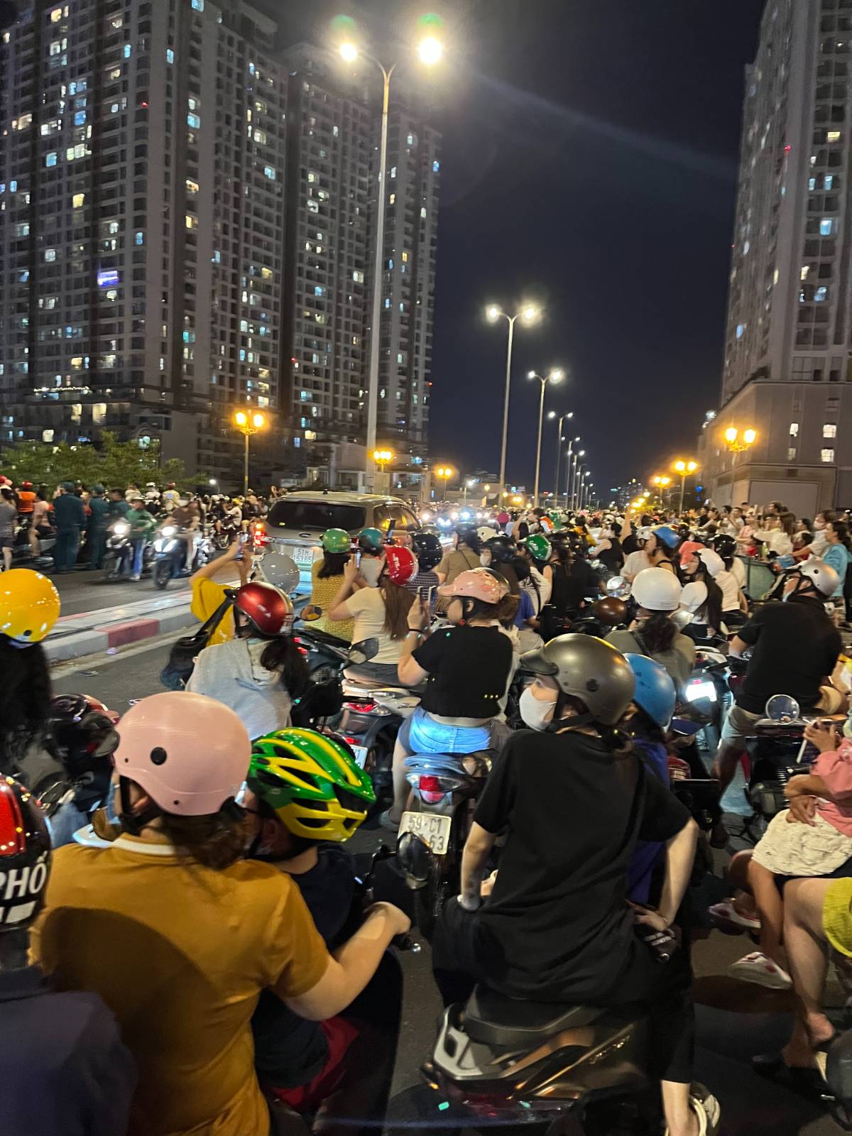 2025년 4월 통일절 기념 호치민시 불꽃놀이 당시 행사 관람을 위해 다리위에 정차한 오토바이 행렬 (사진: 이승윤님 제공)