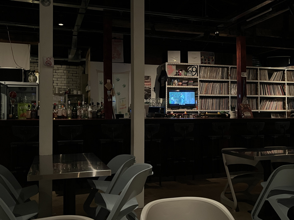 제임스레코드. 오픈 직후 가게에는 나 혼자 자리해 있다.