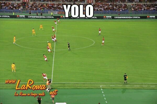 한국 축구팬들에게 2-0-8 포메이션으로 알려지며 컬트적인 인기를 끈 즈데네크 제만의 극단적 공격 전술. 유럽 축구계에선 독특하고 특이한 제만의 전술을 '제만란디아'로 부른다.