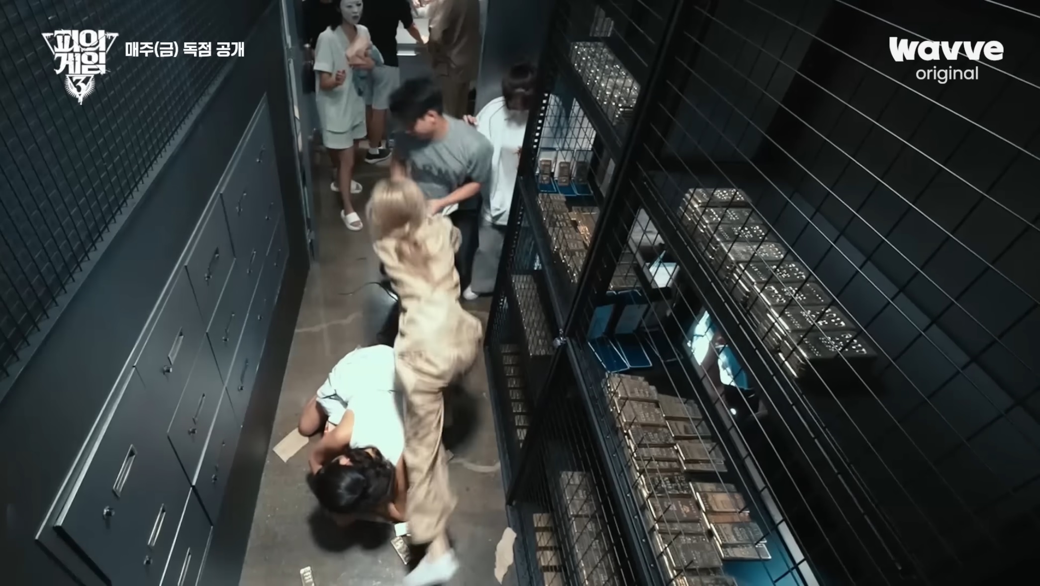 © 웨이브 유튜브 “[피의 게임3] 부서진 금고와 팀워크🔨 | 8회 하이라이트 | 웨이브 오리지널” 中  