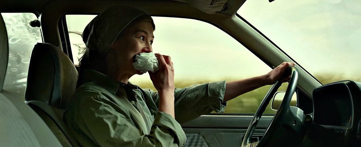 영화 <나를 찾아줘>의 '햄버거 우적우적' 장면