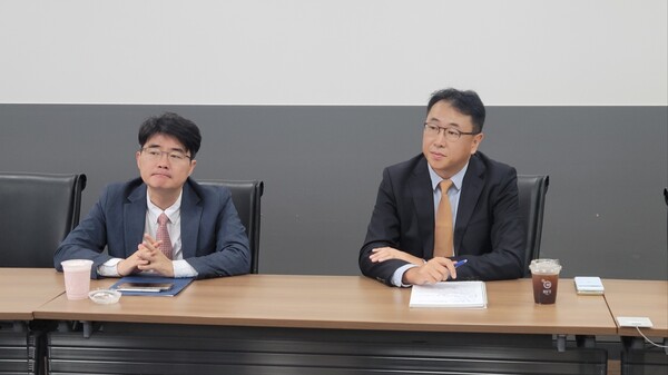 엄열&nbsp;과기정통부 정보통신정책관(왼쪽)과&nbsp;김상부 세계은행 디지털전환 부총재 [사진 : 백연식 기자]&nbsp;