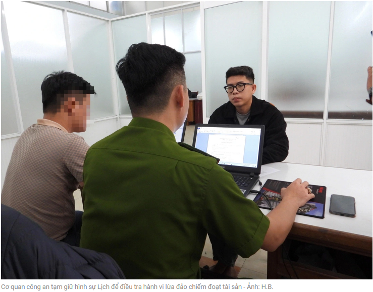 공안기관은 재산강탈사기행위 수사를 위해 릭을 일시 형사구금했습니다.