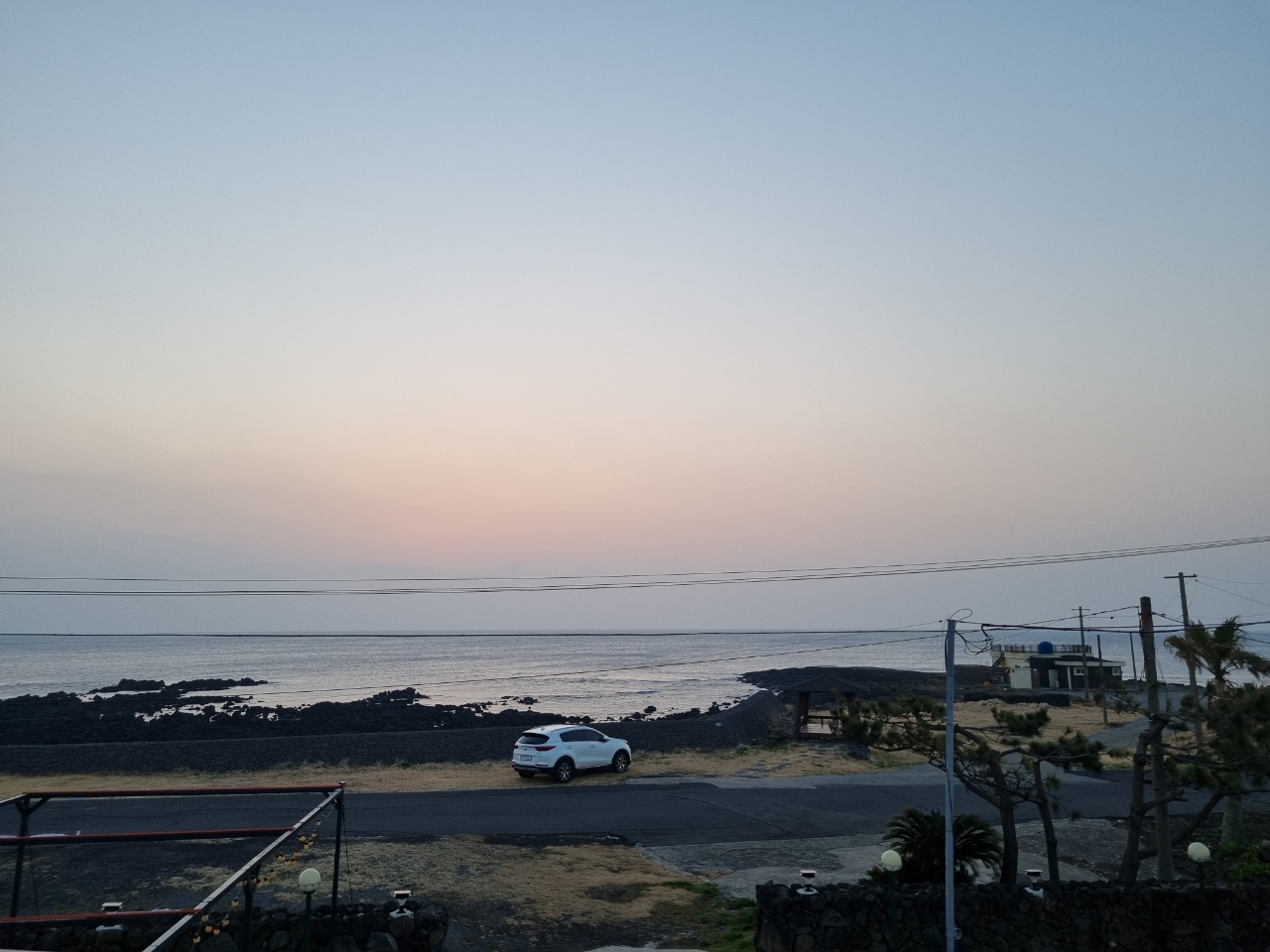 해가 떠오르고 있는 바다 풍경