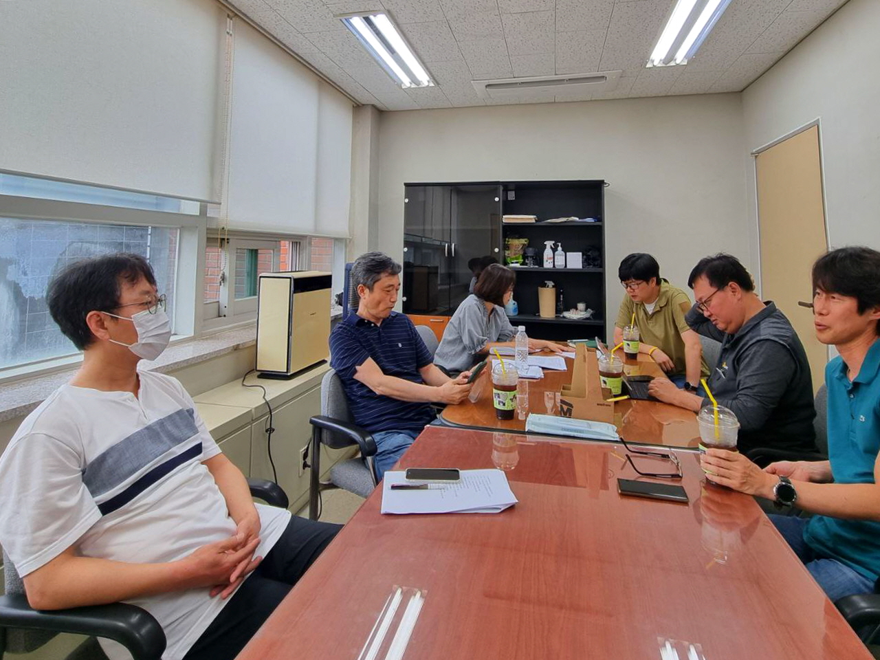 웅지세무대 지회 조합원들이 향후 투쟁을 논의하고 있다