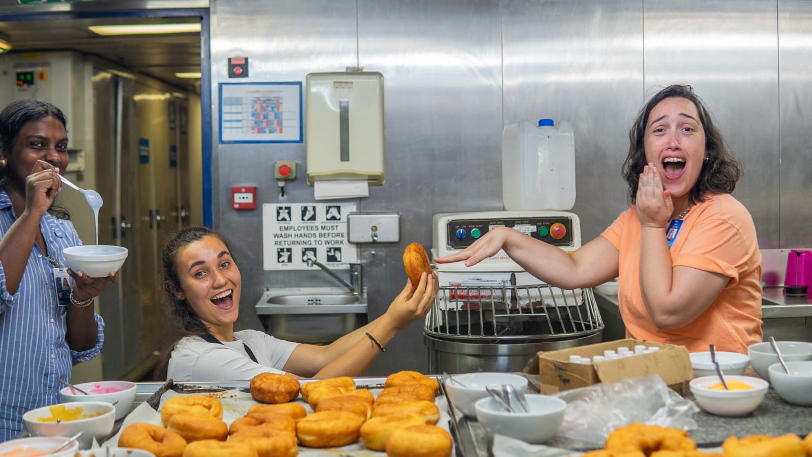 Emma라는 친구가 LaLa라는 친구한테 프로포즈 하는 모습