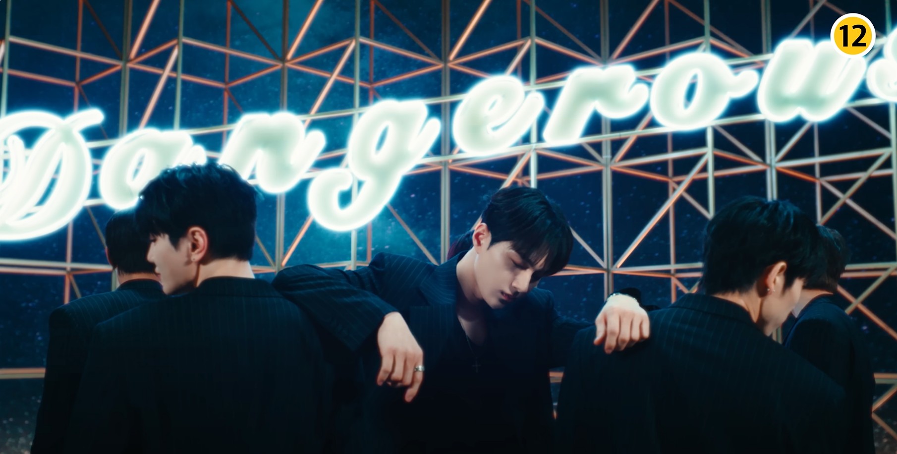 'Dangerous' 뮤직비디오 중 한 장면 캡처