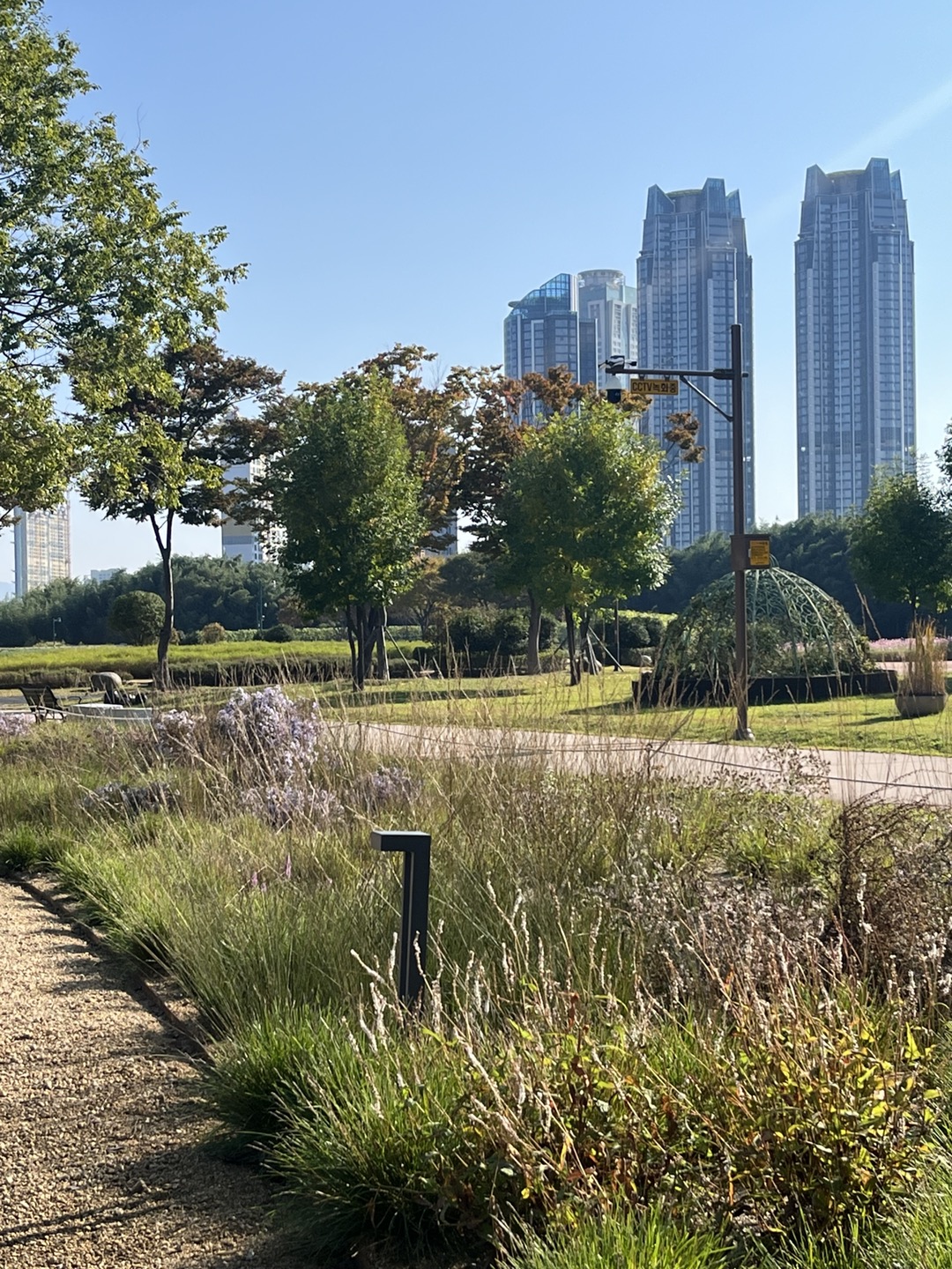 도심의 곧은 직선을 부드럽게 이완시키는 국가정원 내&nbsp; 자연스런 풍경