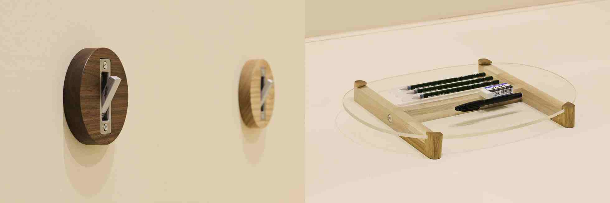 비행기 화장실의 저 문고리, 집에 가져다 벽에 붙여 놓으면 모자나 가벼운 가방을 걸 수도 있어요.