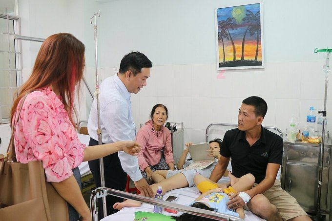 3/14, 찡 응옥 히엡(Trịnh Ngọc Hiệp) 보건부 부국장(흰 셔츠)이 칸화성 종합병원에서 치료 중인 아동 환자를 병문안했습니다