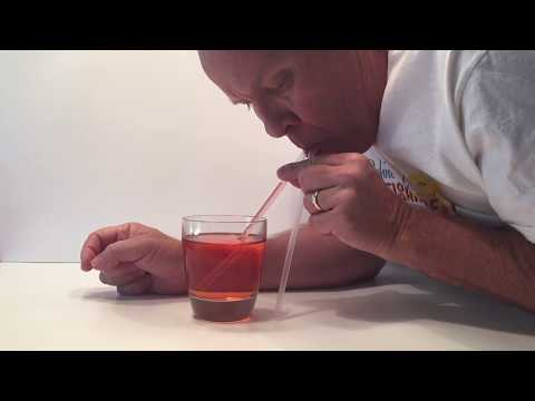 어릴 때 과학에 관심이 많으셨던 분이라면 이렇게 빨대 두 개를 두고 음료를 마시려고 하면 대단히 어렵다는 걸 실험해 보셨을 수도 있습니다. 이 실험을 통해 설명하는 원리가 바로 빨대가 압력 차이를 이용한다는 점입니다.