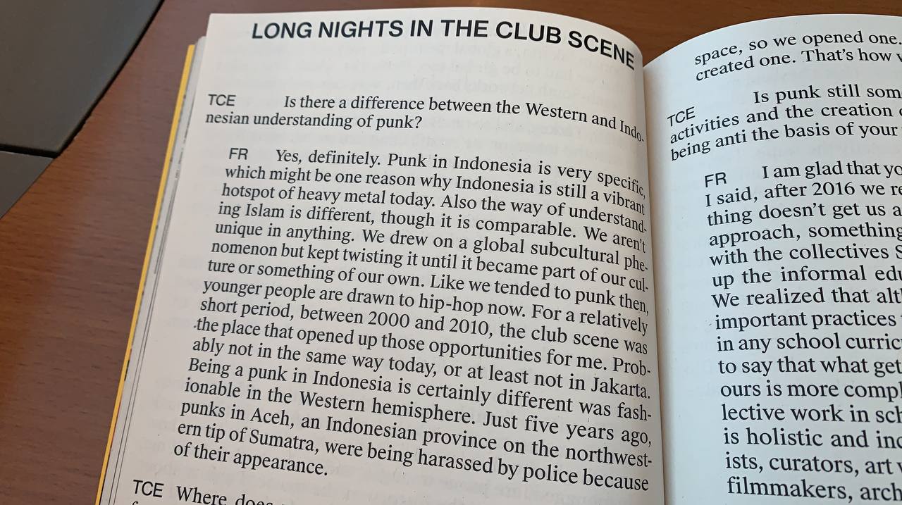 지난 편지에서도 말했지만 루앙루파는 인도네시아의 예술가, 활동가 콜렉티브다. &nbsp;이 사람들의 인터뷰집을 샀다. 이 사람들은 2000년부터 활동을 시작했고 멤버는 총 10명? 정도 된다. 카셀 도큐멘타 전체에서 이들이 만들어낸 개념들(주로 인도네시아어)이 적극적으로 사용된다. 각 멤버들마다 주력하던 일이 다른데 내가 펼친 페이지는 펑크씬에서 열심히 하던 사람의 인터뷰다. 군침 흘리며 읽음.&nbsp;