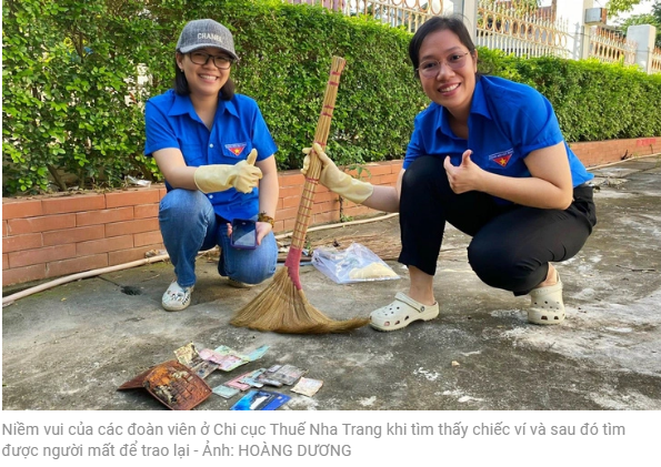 지갑을 찾은 후 분실한 사람에게 다시 돌려준 냐짱 세무지국의 단원들의 기쁨