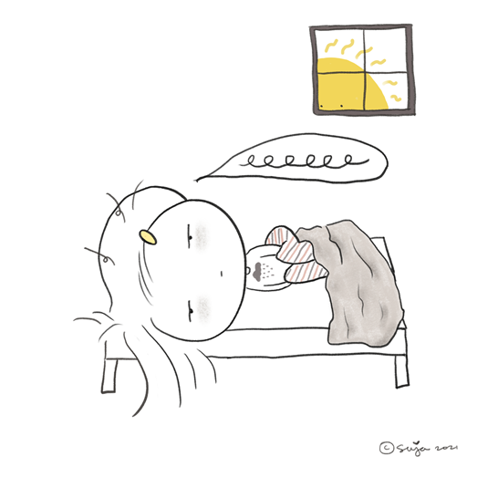 햇님도 올라가도 되는지 제 눈치를 보고 있어요. 전 침대에서 꿈쩍을 안하던 매우 비생산적인 삶을 살던 때입니다