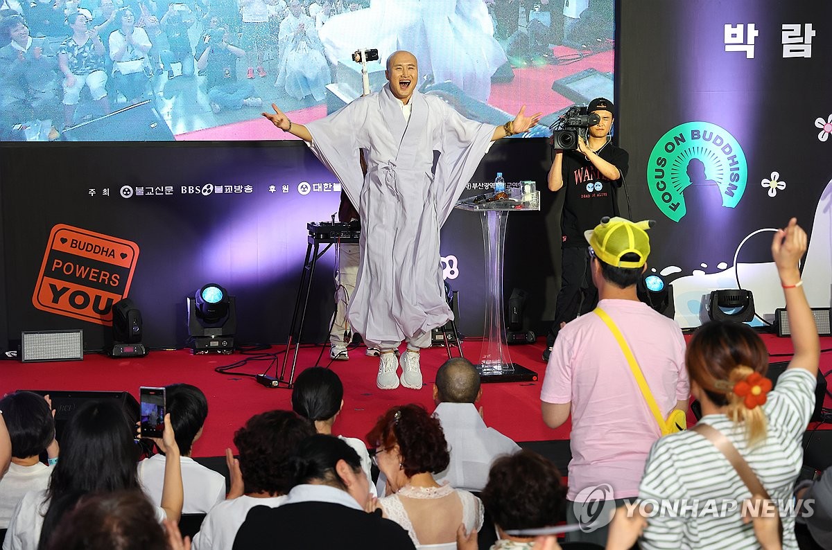 2024부산국제불교박람회 뉴진스님(개그맨 윤성호)의 불경 EDM 디제잉 파티(출처: 연합뉴스)