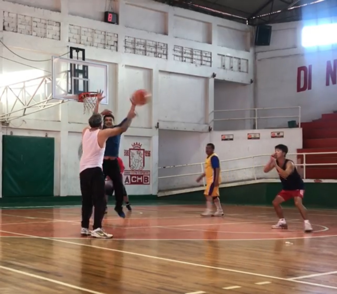 현지 아저씨들과 아침마다 농구를 하며 하루의 시작을 열었다