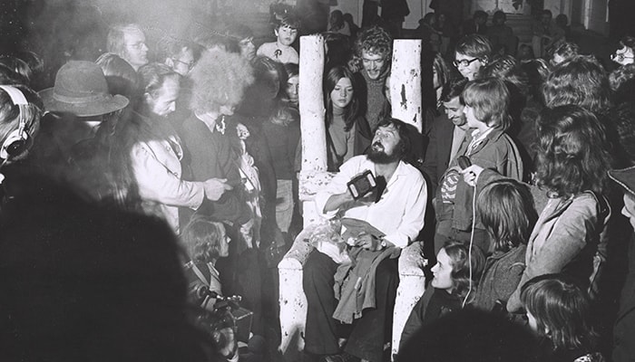 전시에 대해 인터뷰 중인 하랄드 제만 Harold Szeemann,&nbsp;ⓒContemporary Art Daily