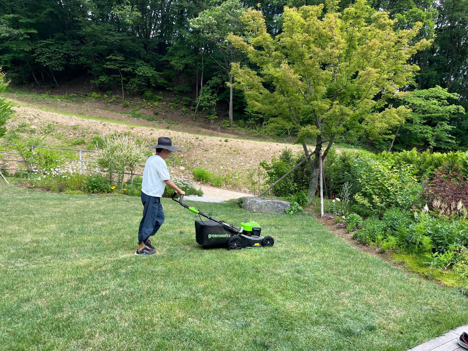 사은회를 위해 손수 잔디를 깎으시는 교수님