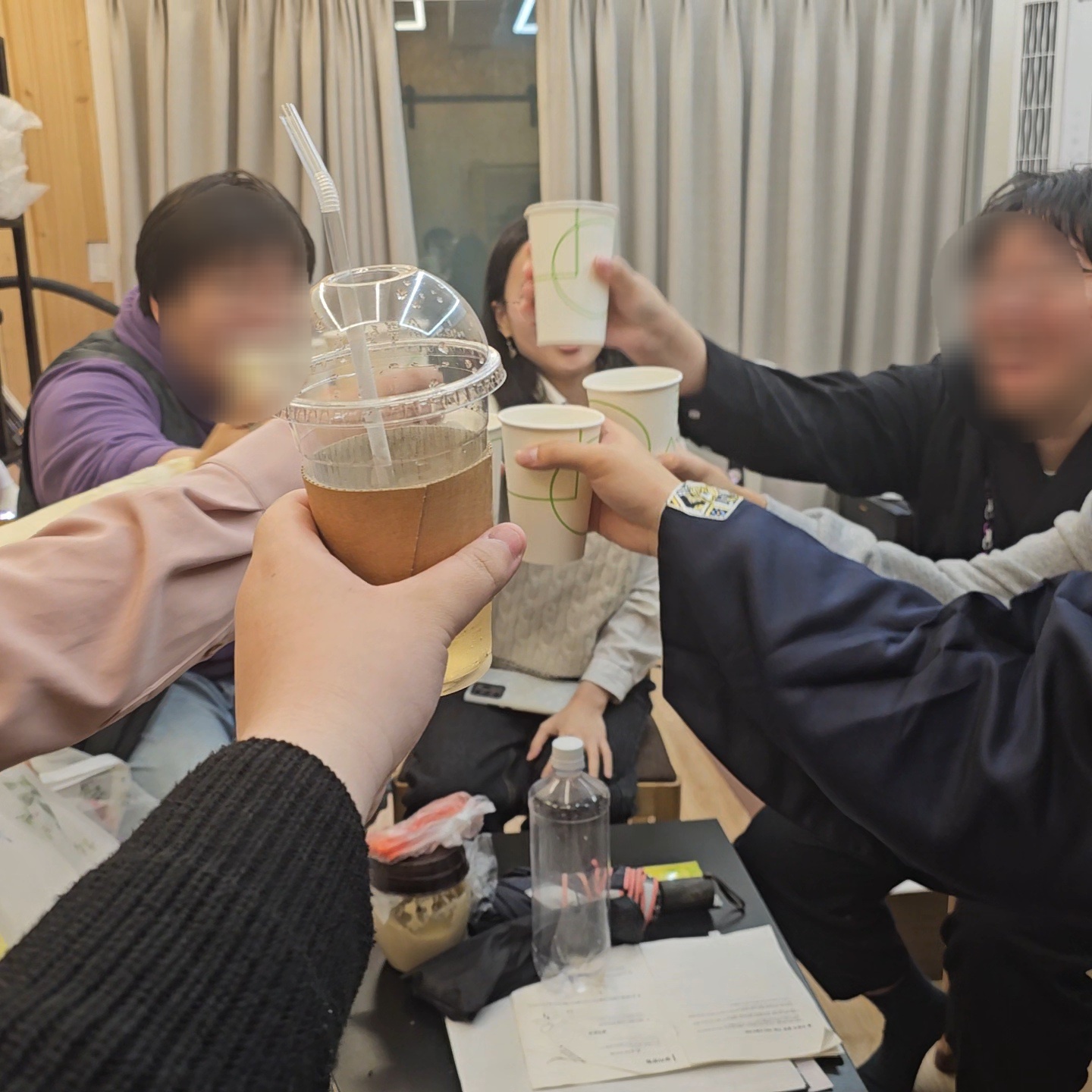 건배하고 있는 장면. 들뜬 분위기를 잘 보여줍니다.