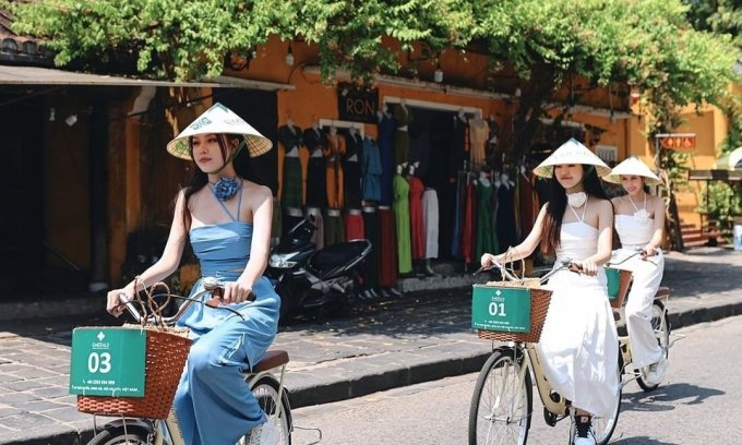 호이안 옛 거리를 구경하는 자전거 관광객들