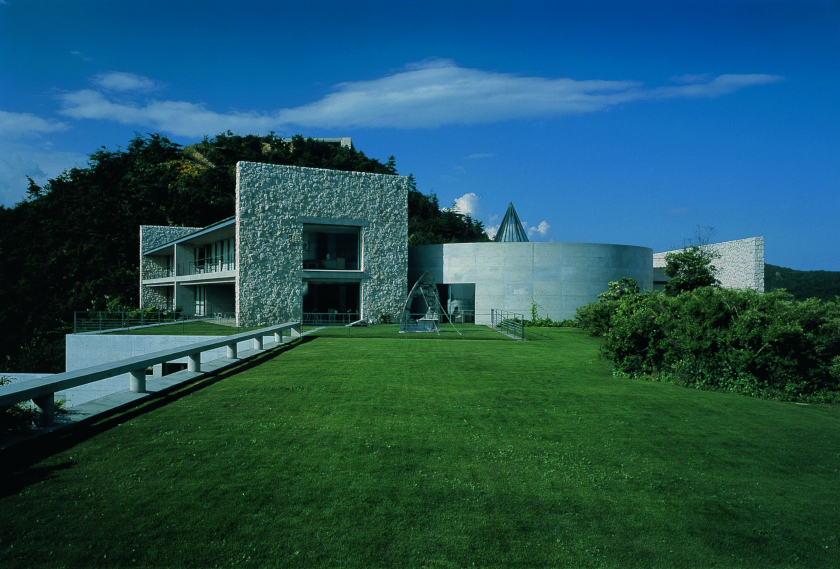 안도가 30 년 전 설계한 나오시마의 '베네세 하우스', 호텔이자 갤러리. 당시엔 거의 없는 시도였어요.