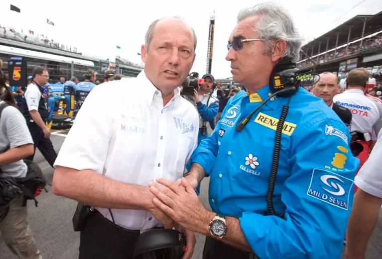 당시 라이벌이던 맥라렌-메르세데스의 수장 론 데니스와 르노의 브레아토레는 전격 합의