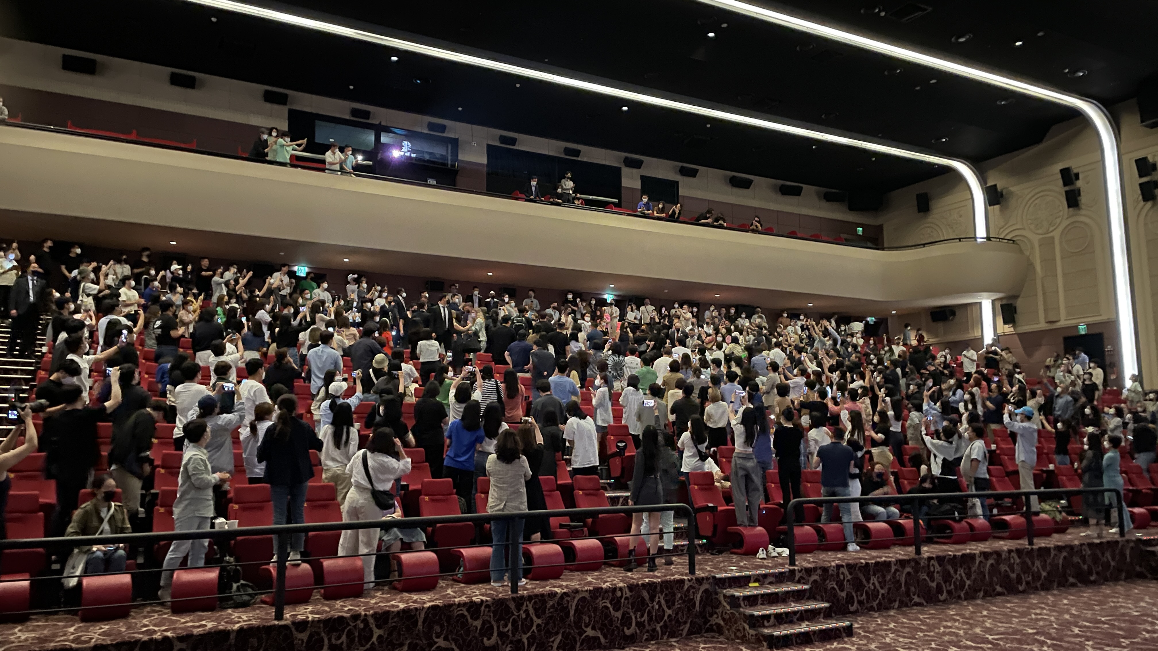 그리고...그들은 영화관에서 관객들과 함께 영화를 봤다는..!!