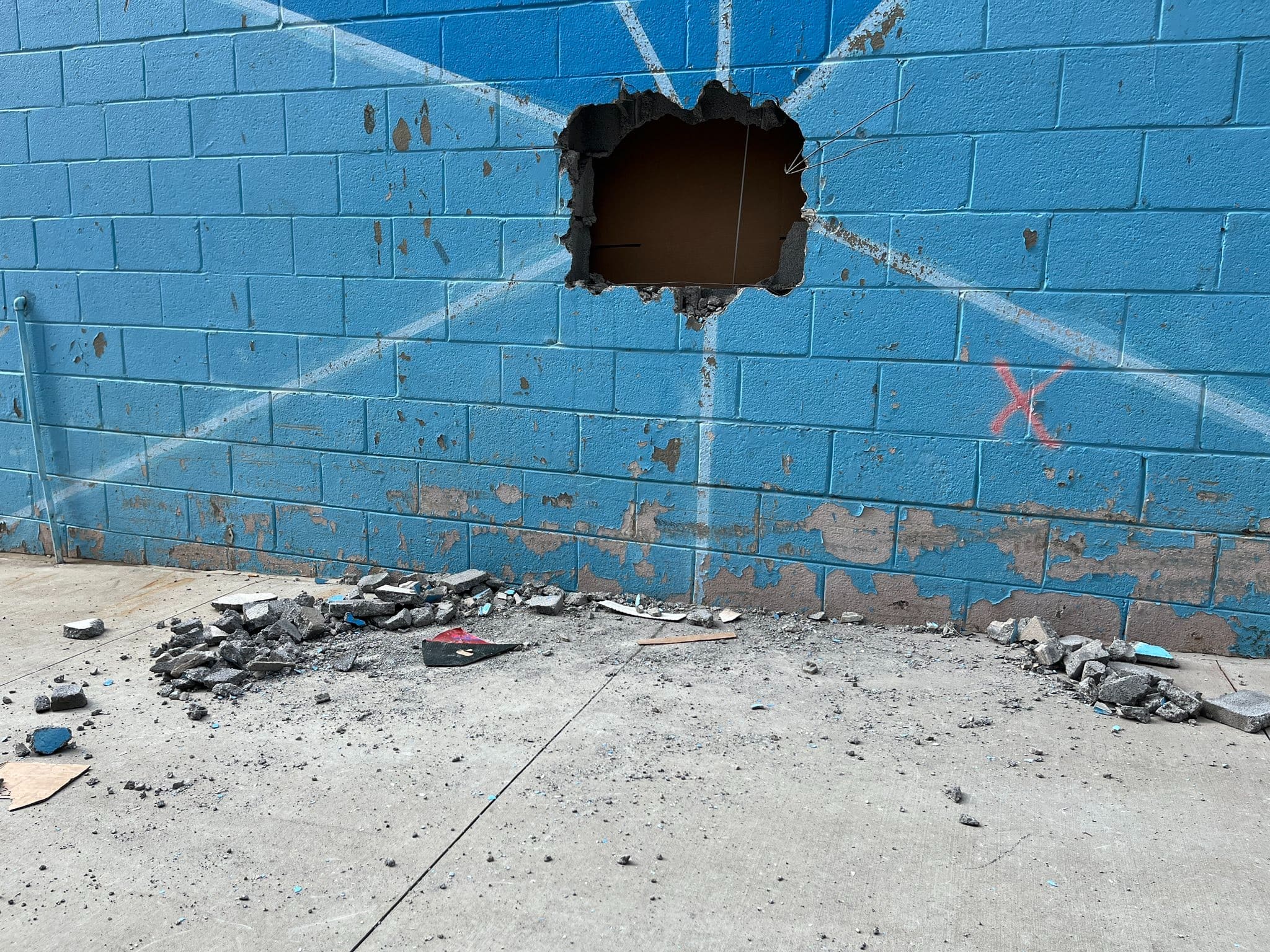 a ma maniere 스토어에서 총상을 입은 경찰관