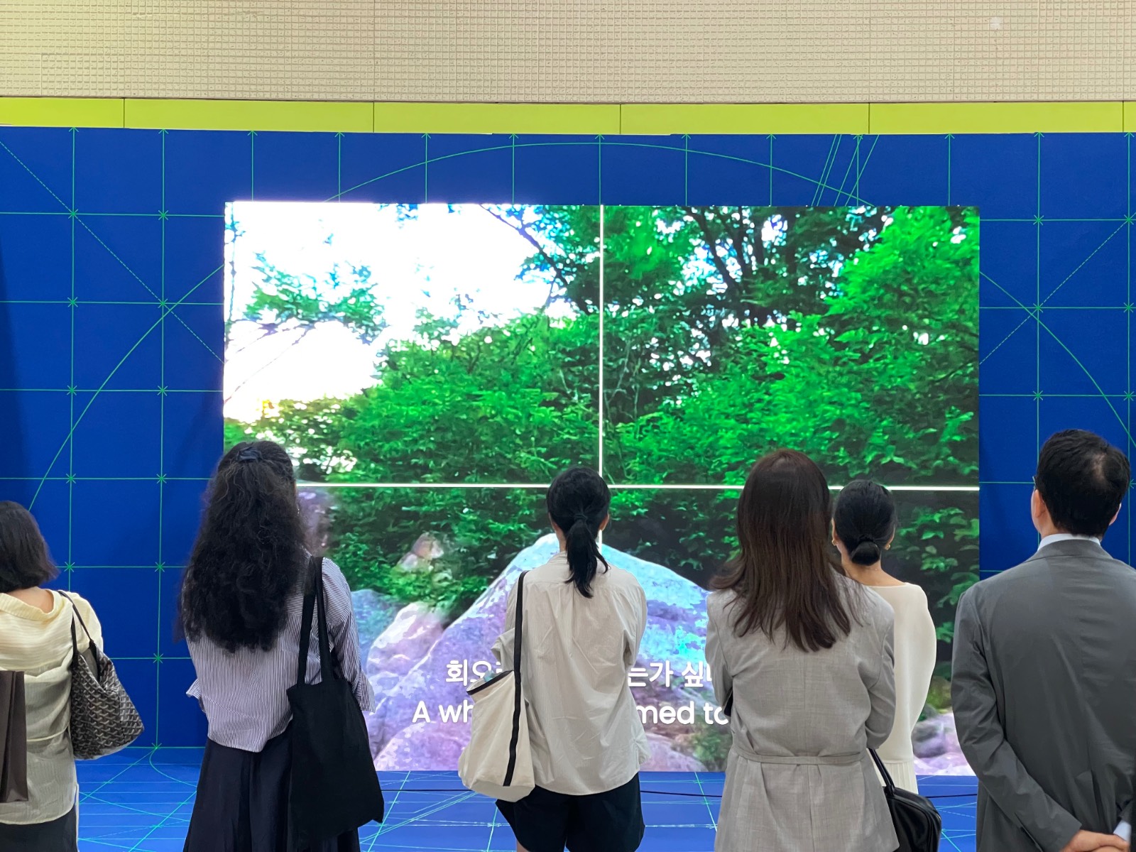 임영주 작가의 작품을 관람하고 있는 사람들 ⓒ차영우