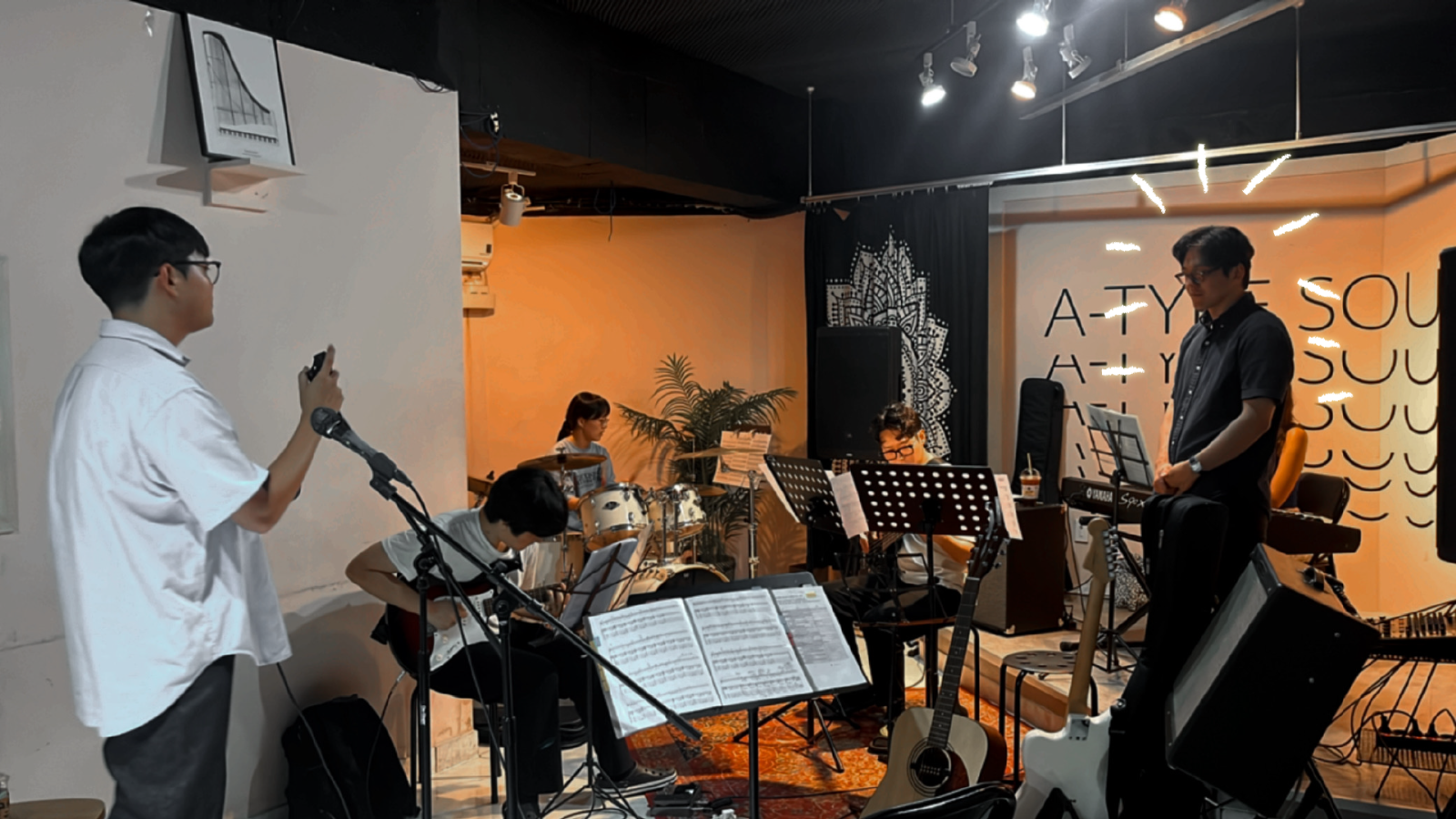 공연 하루 전, 최종 리허설에 임하는 환경대학원 밴드동아리