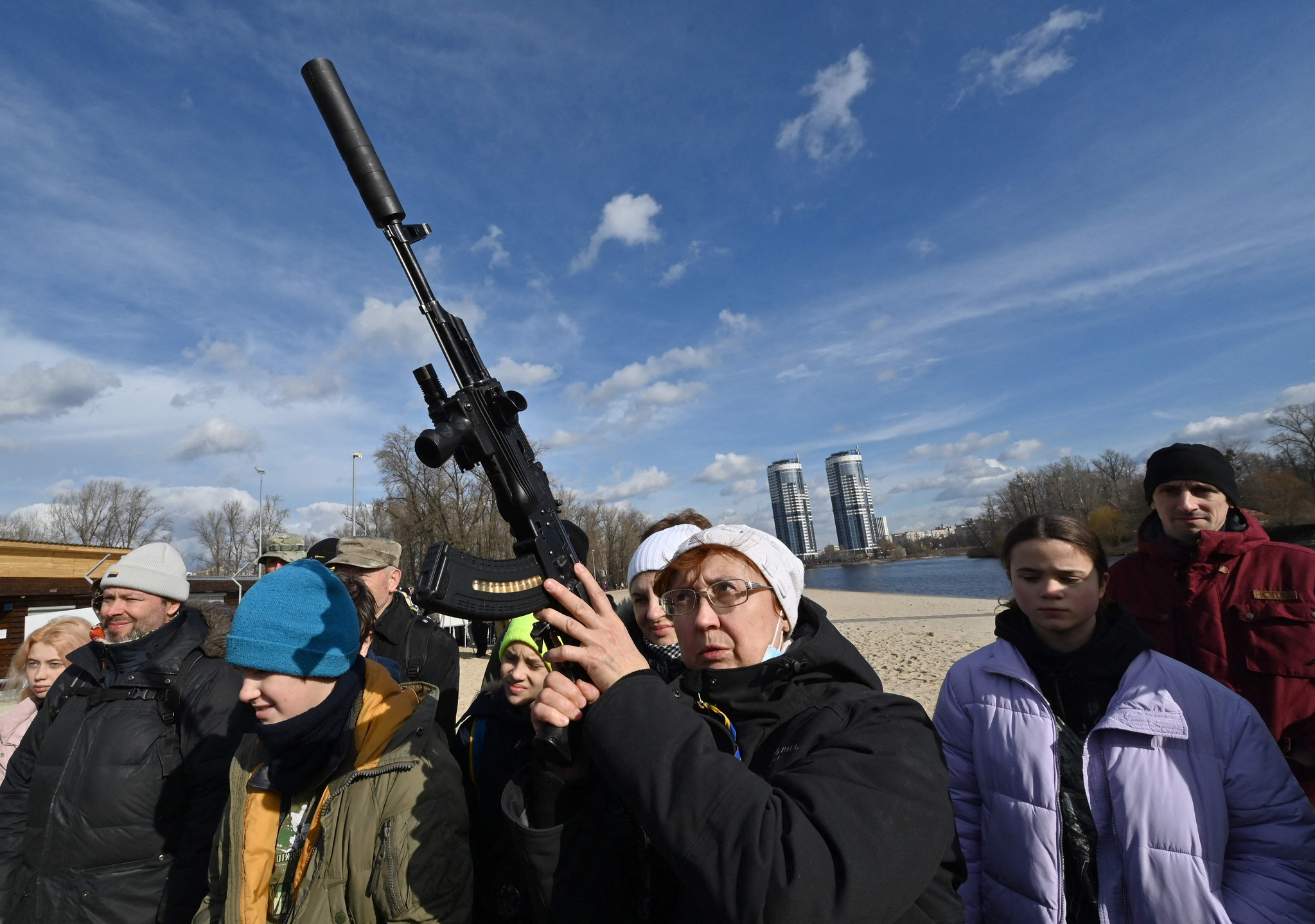 러시아 침공 위협에 기초 사격술 교육에 참가한 우크라이나 시민들. AFP