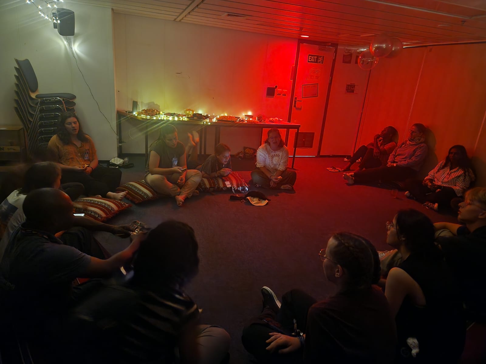 다같이 찬양을 부르는 모습