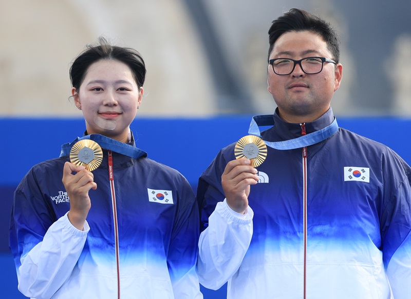 프랑스 파리 앵발리드에서 진행된 파리올림픽 양궁 혼성 단체 시상식에서 금메달을 수여 받은 대한민국 양궁 대표팀 김우진, 임시현 선수.