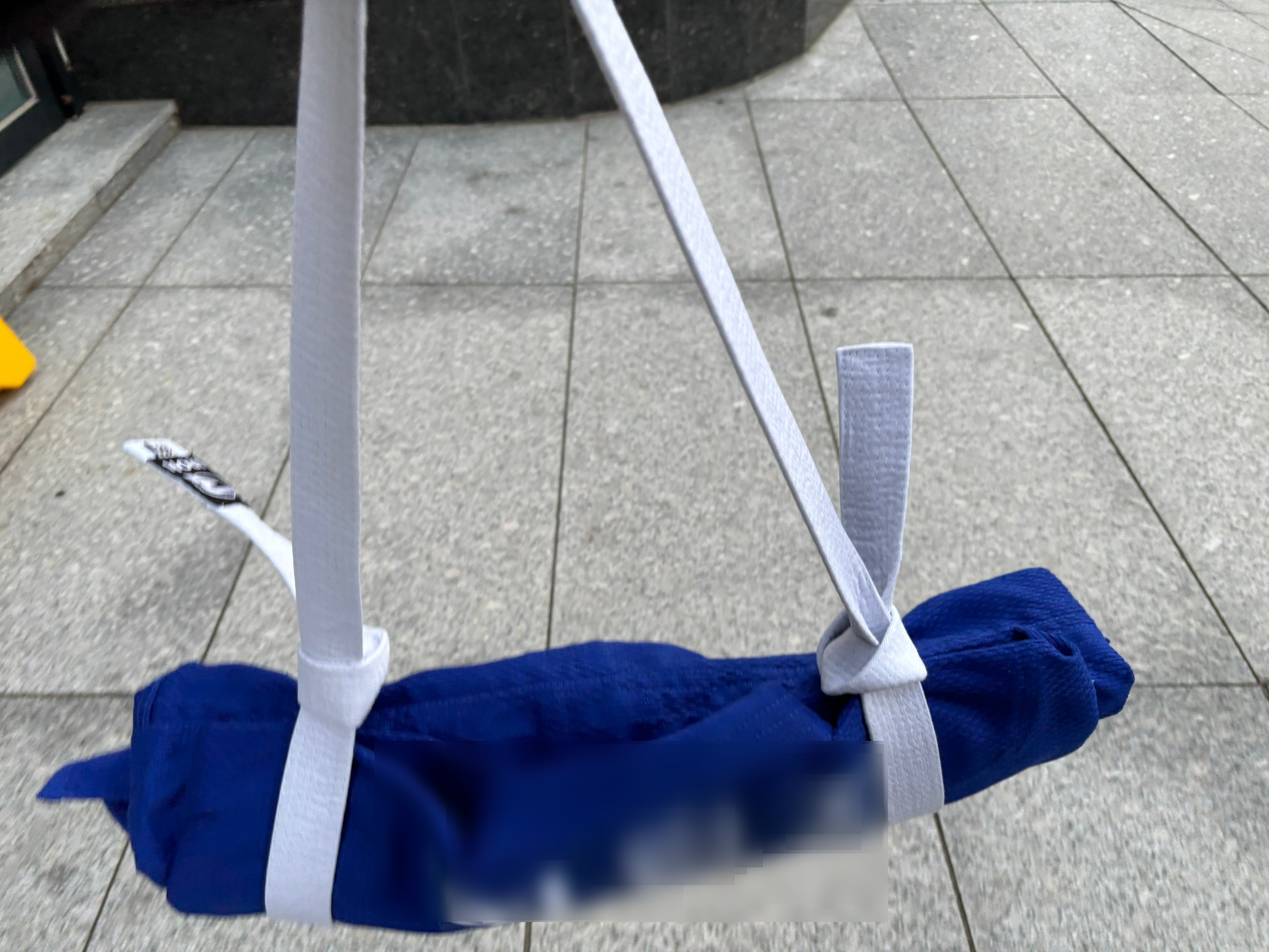 제 유도복입니다. 저러고 어깨에 메고 가면 유도인의 멋 완성!