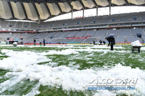 2018년 11월 24일, 인천과의 홈경기 경기 전 제설작업이 있었다. (출처-스포츠조선)