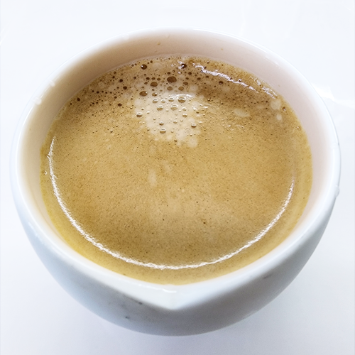 얇고 넓게 퍼진 크레마 (백산수)