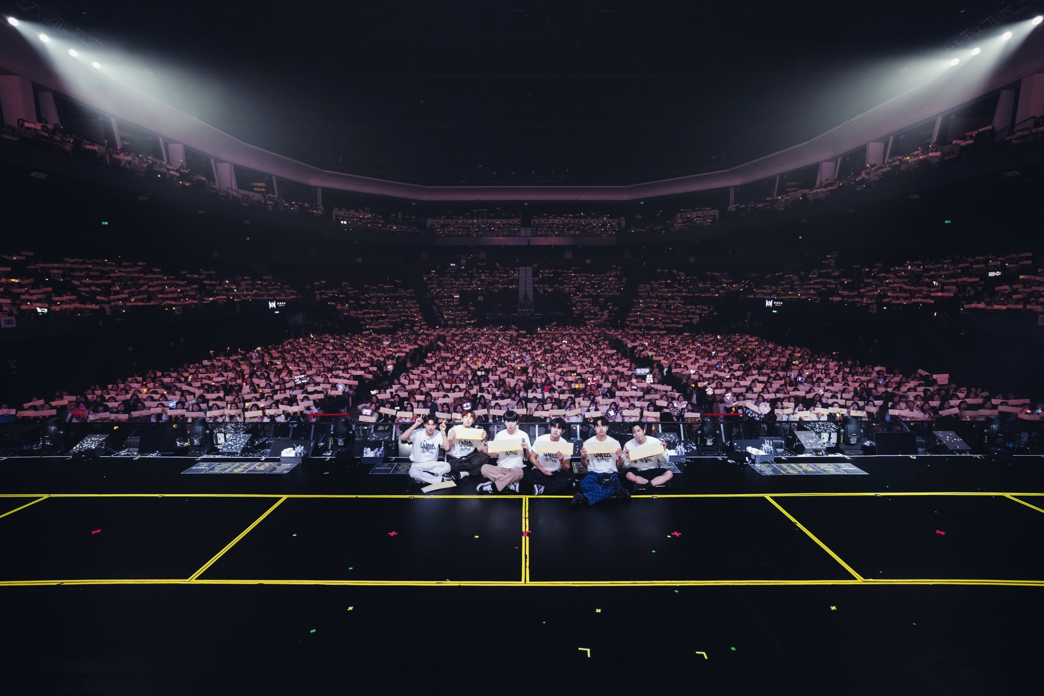 마카오 콘서트 단체샷(출처: 인피니트 공식 계정). 공연장이 아담하쥬? ㅎㅎ 저도 저기 어딘가에 있습니다.