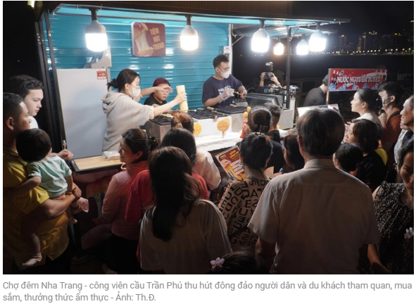 쩐푸 교 공원의 냐짱 야시장은 많은 주민과 관광객이 구경하고 쇼핑하며 음식을 맛보러 모입니다