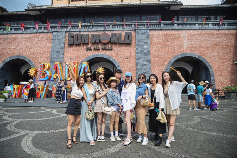 바나 힐스를 참관하는 관광객들