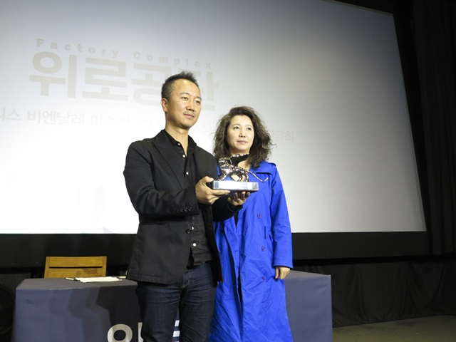 영화
<위로공단> 프로모션 중, 임흥순
감독과 늘 함께하는 김민경 프로듀서, 은사자가 빛난다 빛나!  