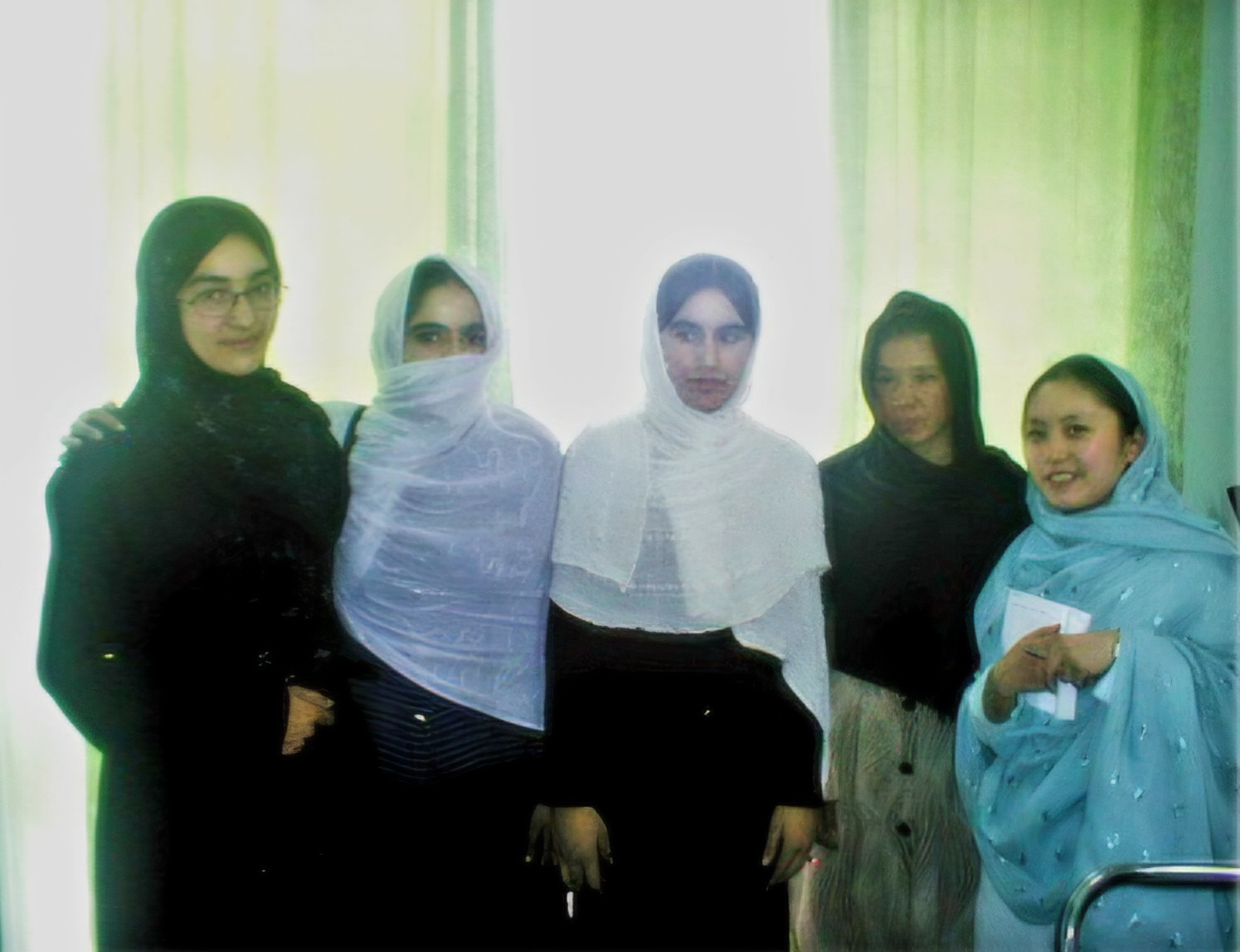 아프카니스탄에서 미술을 가르친 학생들, 오른쪽 끝이 최소연