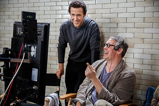 영화 <빅쇼트>에 출연한 라이언 고슬링(왼쪽)과 애덤 멕케이 감독(오른쪽) / 출처 : 네이버 영화