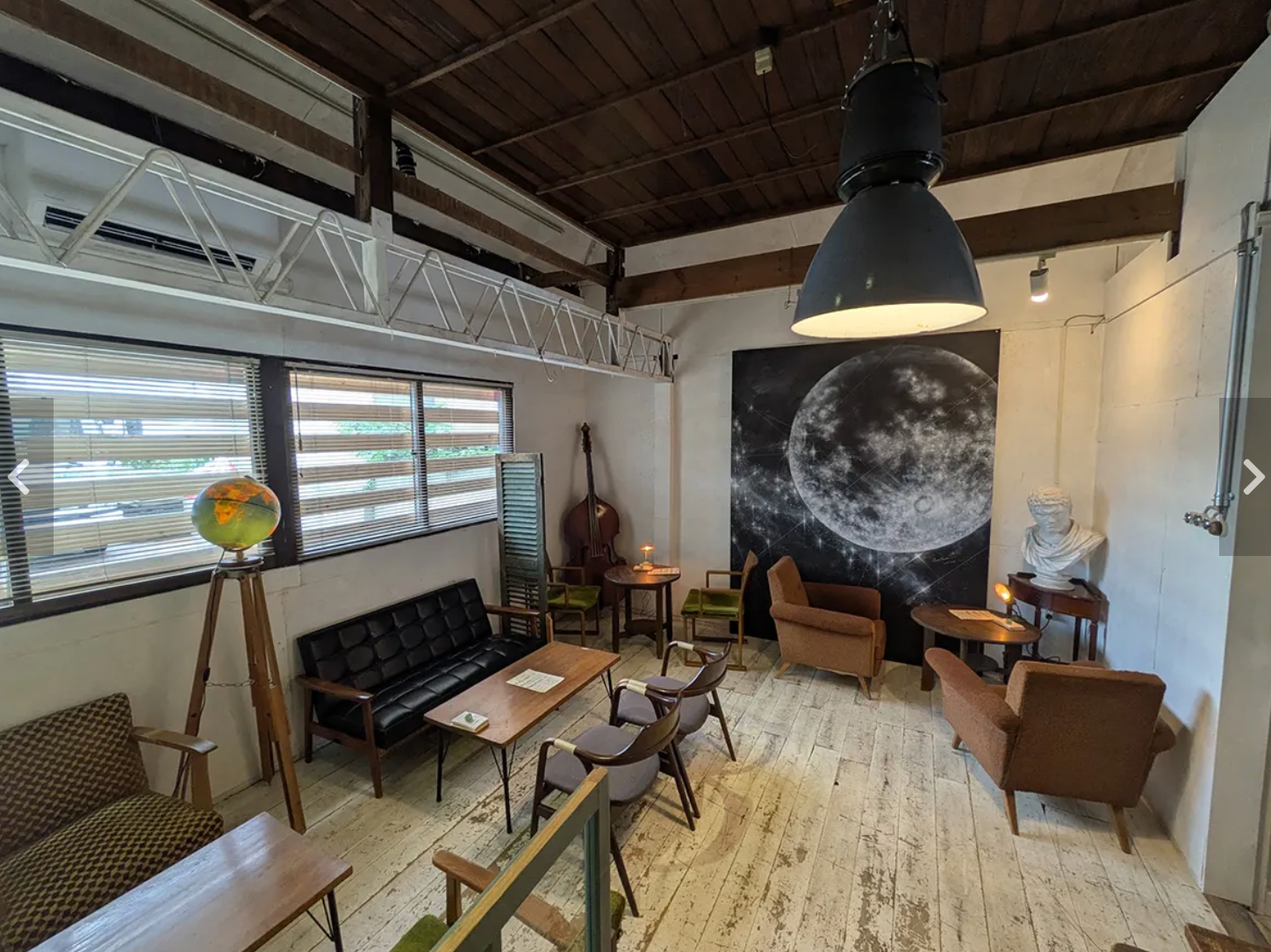 판매 제품이 곧 카페의 테이블이 의자가 되는 빈티지 가구점이라 가능한 카페를 차리는 법.