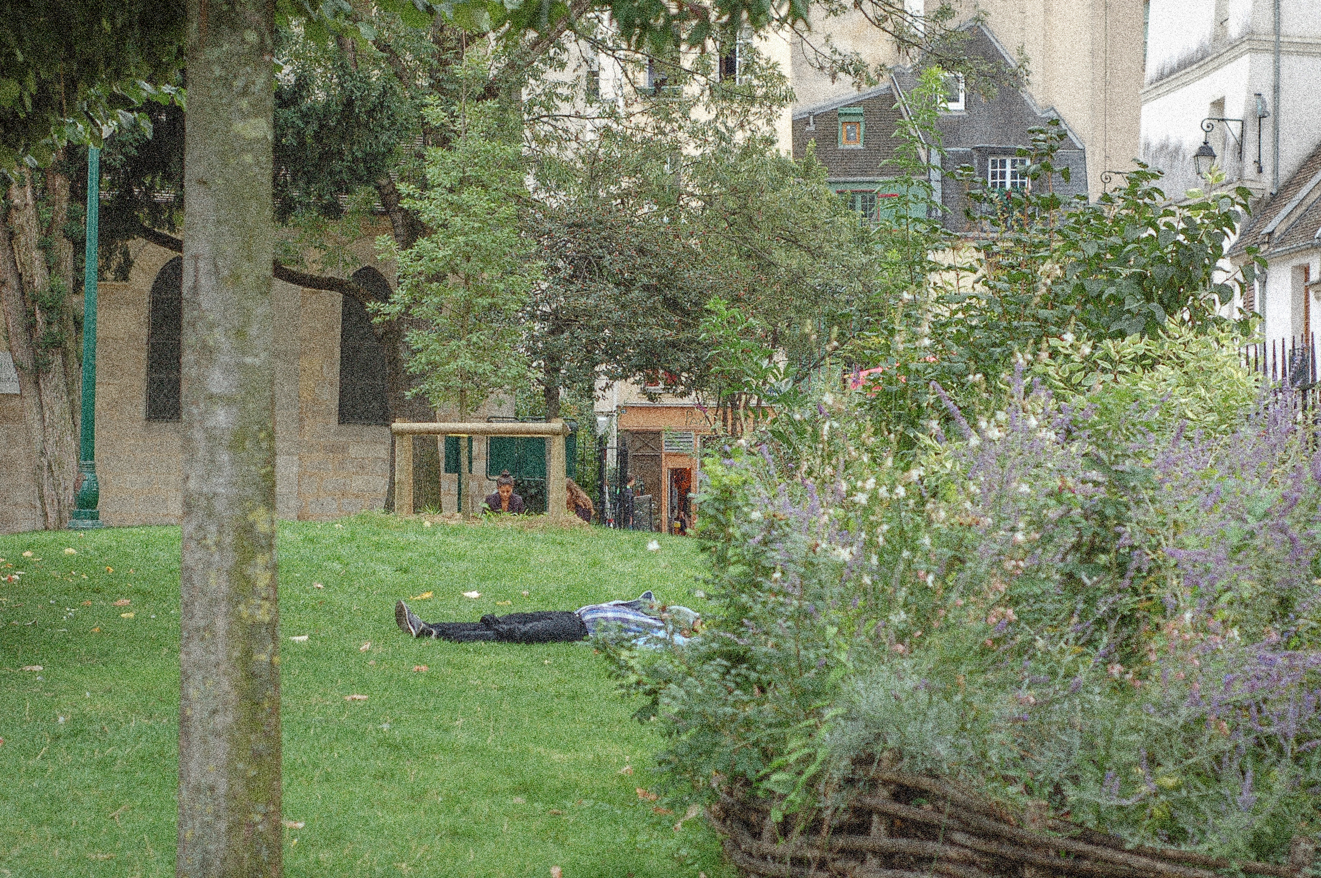 파리의 공원에서 낮잠을 자는 사람, Nikon D50(2014)