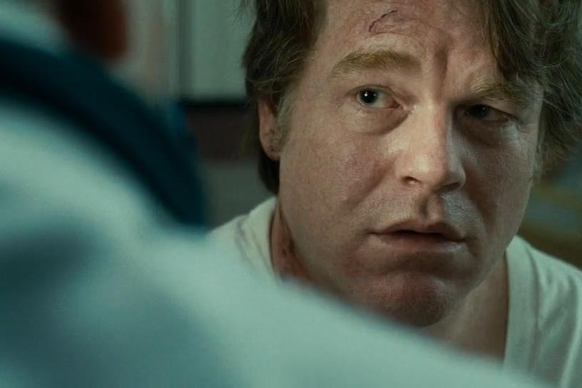 Over-the-Shoulder shot의 옳은 예-어깨 너머로 인물이 보이는 샷