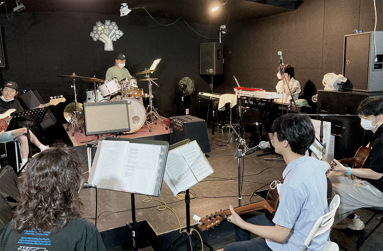 폭우가 내리던 날, 비 잔뜩 맞고 모여 마지막 합주를 하는 밴드. 특별한 공연을 위해 이렇게 많은 음악가들과 합주를 하려면 복잡한 점도 있지만 어느 순간 꼭 감동적인 순간에 이르곤 합니다. 너무 고맙기도 하고요. 내일은 녹음에 참여했던 여러 음악가들이 함께 무대에 오릅니다!