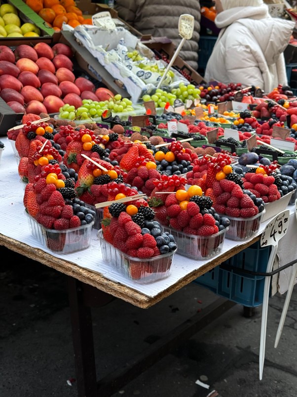 ⏳ 모래시계: 프라하에 있는 하벨시장. 베리 종류 과일들이 먹기좋게 쌓여있어요. 지금 생각해보니 그냥 먹을 걸 그랬네요.