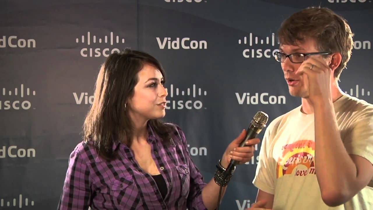 2010 vidcon에서 인터뷰 중인 행크. 뒤로 후원사인 cisco 마크가 보인다.(출처: VidCon Youtube Channel)