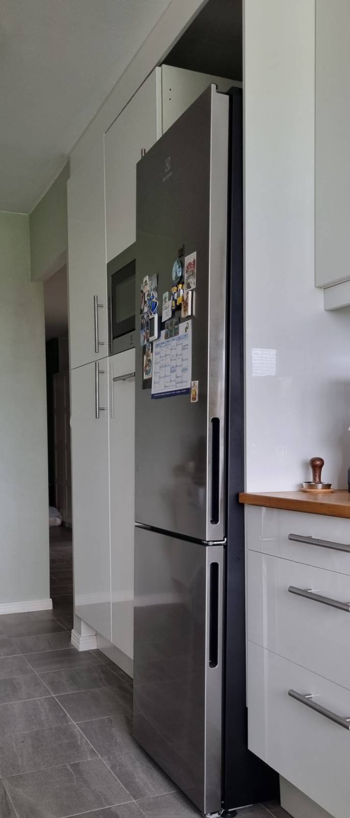 뒤에 있는 캐비넷과 비교해보세요. 너무 기울어져있지 않나요?